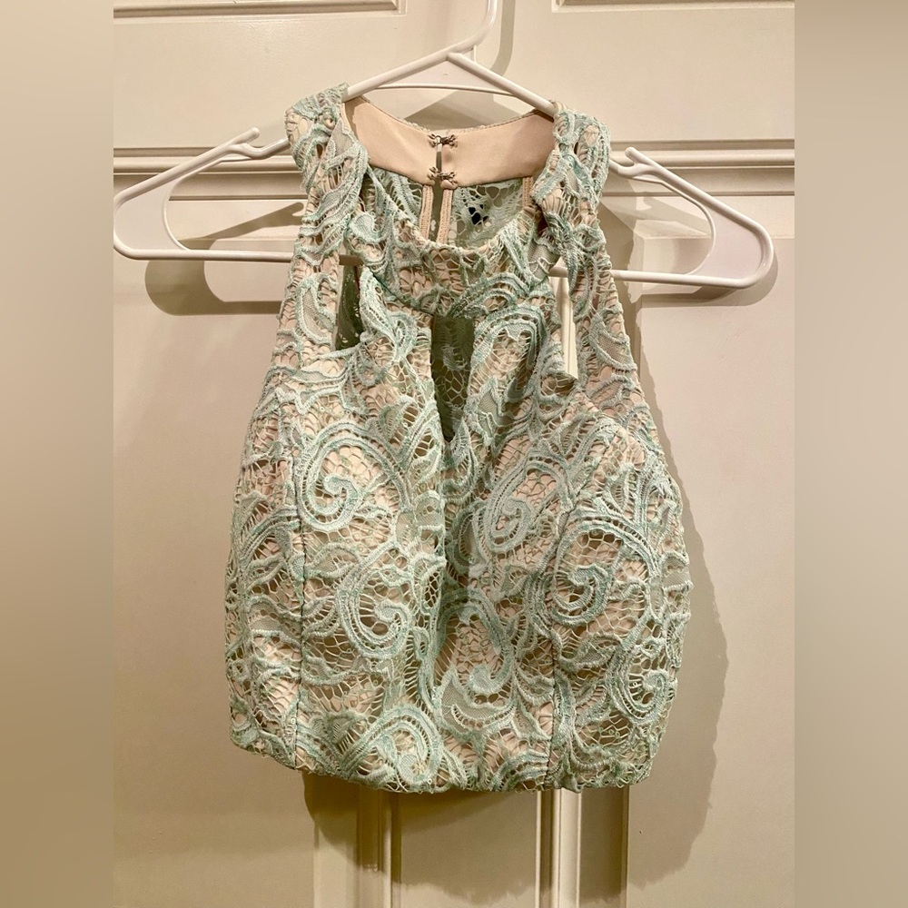 Elegant Lace Sleeveless Top in Mint Green